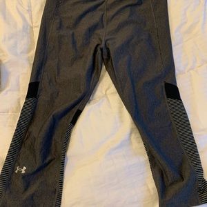 Under armoire striped cropped leggings